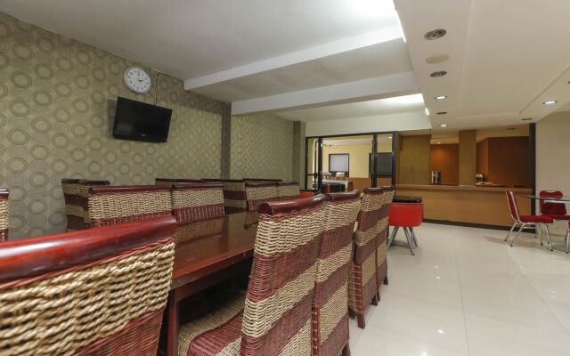 RedDoorz Plus near Karebosi Area