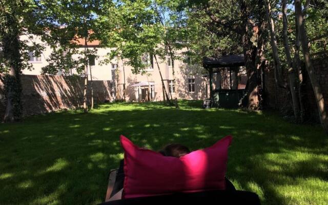 JETHON Studio-Appartement im Grünen