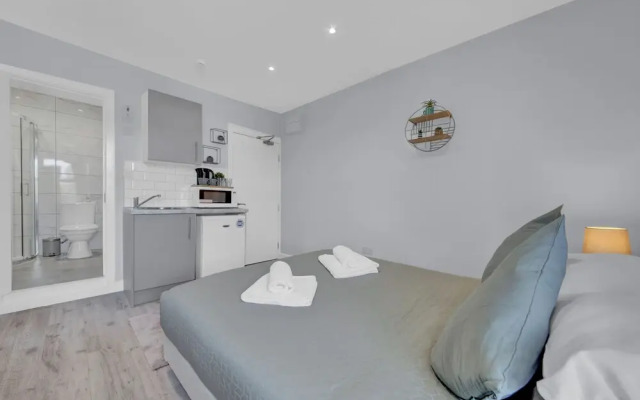 Captivating 1-bed Studio in West Drayton