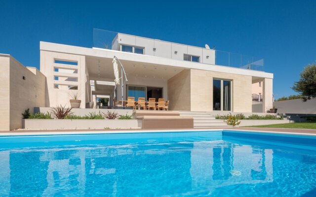 Luxury Villa Cinderella with Swimming Pool