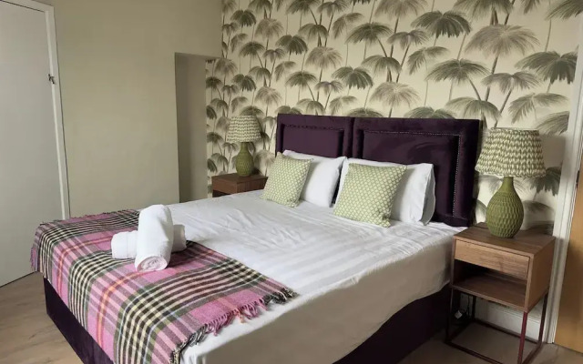 House Sleeps 10-garden-parking-nearbarryisland