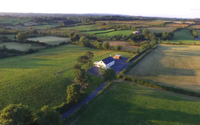 sleeps 12 / hot tub / cinema / pets welcome