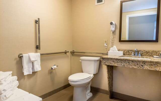Comfort Inn & Suites Piqua-Near Troy-I75