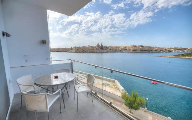 Bright and spacious 3 bedroom apartment with breathtaking views - GOSLM3