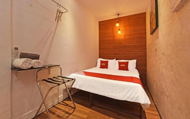 OYO 90662 The 1975 Hotel