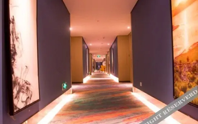 Elong Deluxe International Hotel (Yingcheng Plaza Yigou City)
