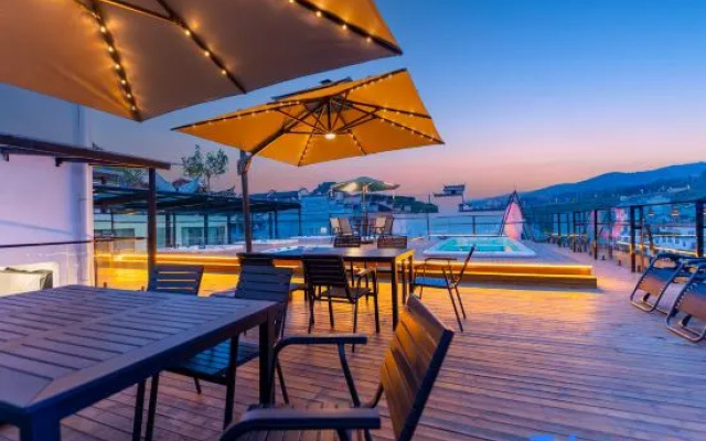 Twelve City Tujia Boutique Homestay (Stream‑Side & Mountain‑View, Near Furong Town Grand Waterfall) – Restaurant – Xiangxi