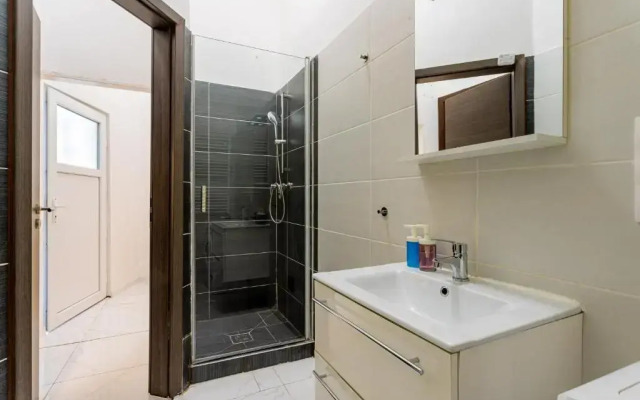 Modernized Condo for 6ppl CENTER