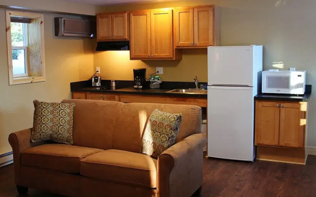 Tahquamenon Suites Lodging
