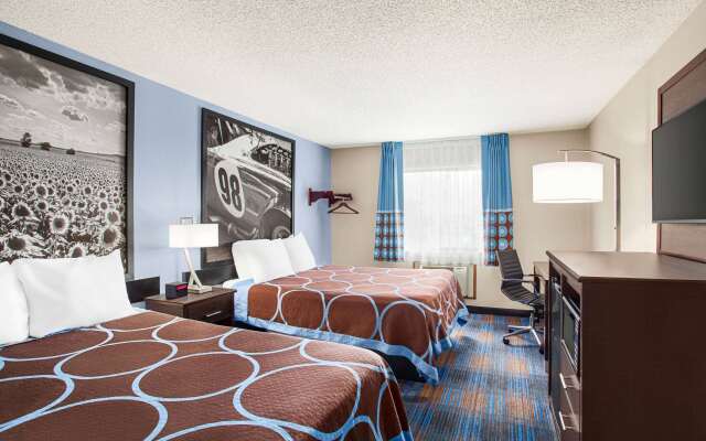 Super 8 by Wyndham Lenexa Overland Park/Mall Area