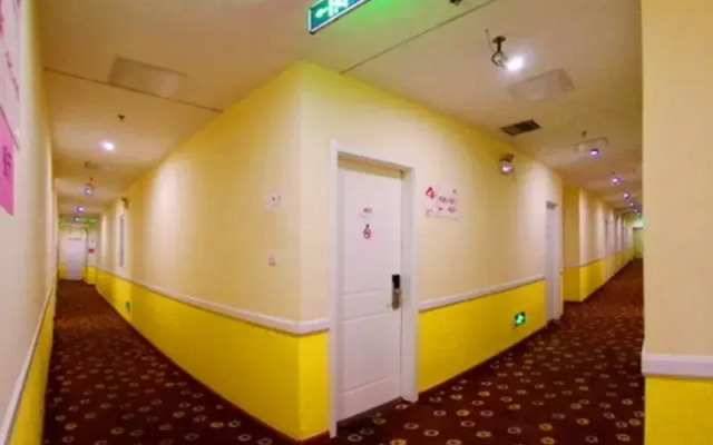 Home Inn (Beijing International Exhibition Center Liufang Metro Station)