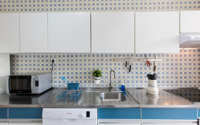 Metro Lapa House with sunny balcony and A/C