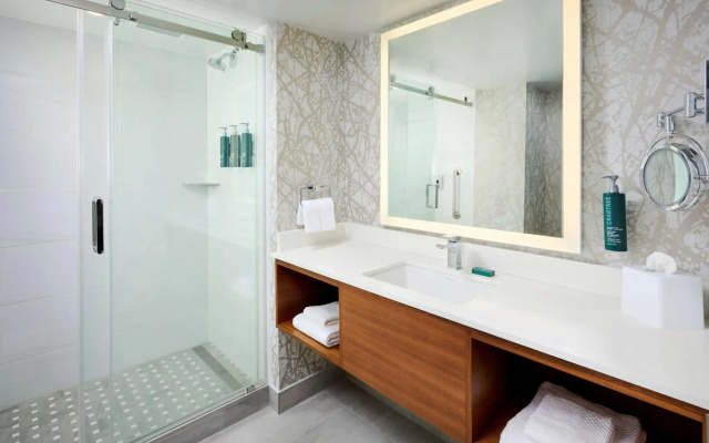 DoubleTree by Hilton Windsor Hotel & Suites