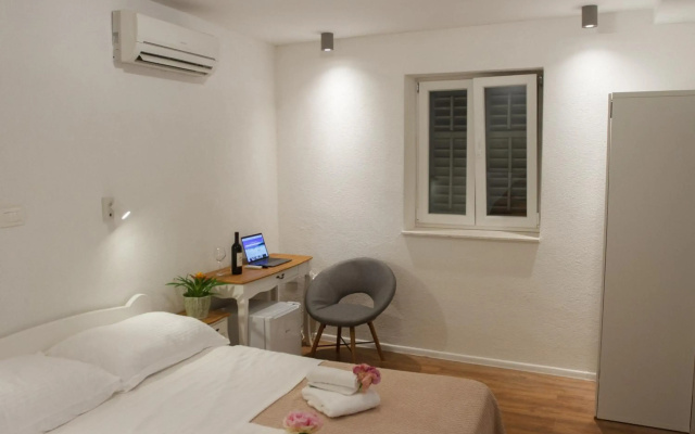 Guest house with garden - choose 3 bedroom house, apartment, rooms