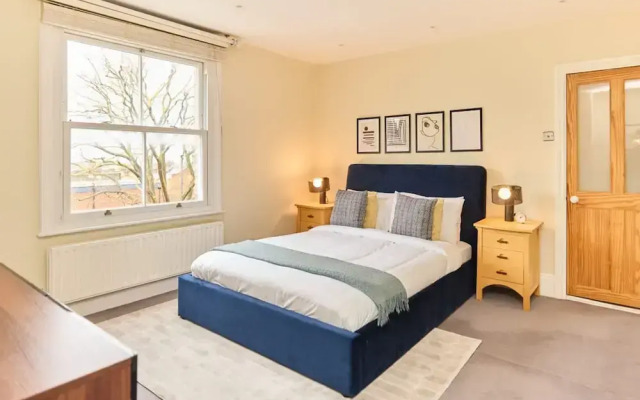 The Peckham Hideaway - Bright 3bdr Flat