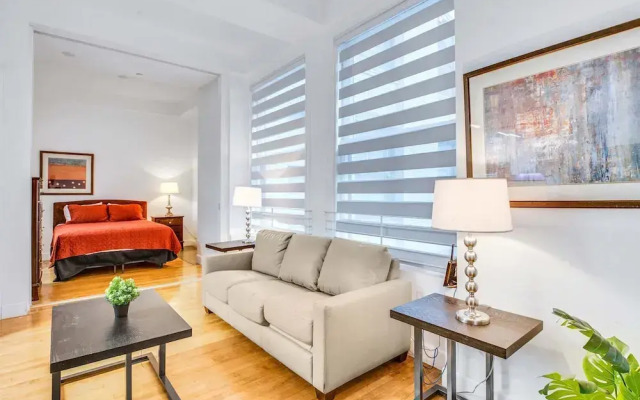 Stylish 2br/2ba At HWH by Oneluxstay