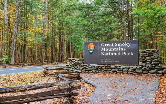 Smoky Mountain Retreat - Five Bedroom Cabin