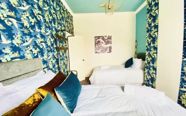 Blackpool - 4 Beds - Sleeps 10 - Pet Friendly