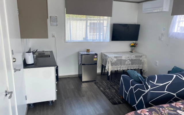 Homestay En-Suite Private Bathroom, Private Entrance, Heatpump, Netflix close to Hospital – Guest Rooms – Hamilton