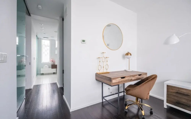 Luxury 4BR Townhouse in Downtown Toronto