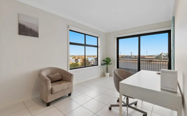 Split-level 2BR With City-view and Separate Study