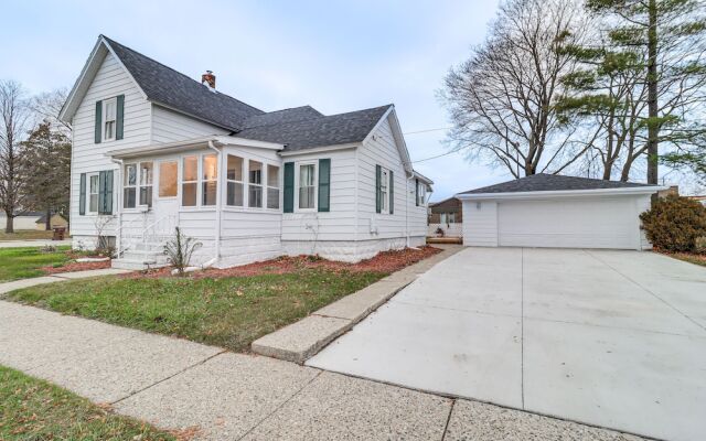 Michigan Retreat w/ Screened-in Porch, Near Lakes!