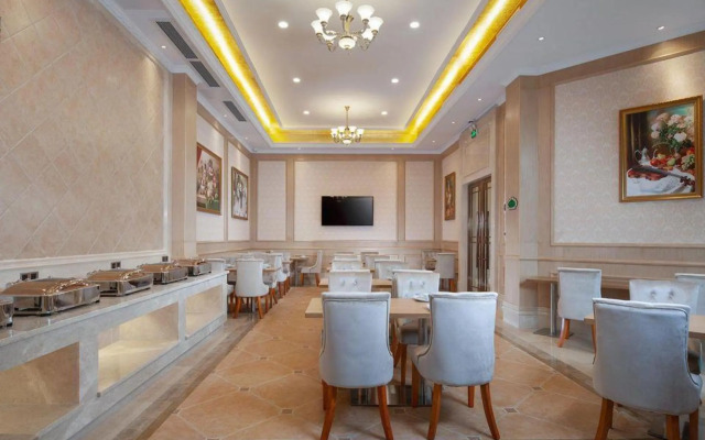 Vienna Hotel (Zhaoqing East Railway Station Dinghushan Scenic Area)
