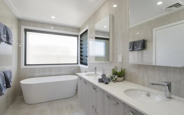 Floating On The Canals - 80 Commodore Cres