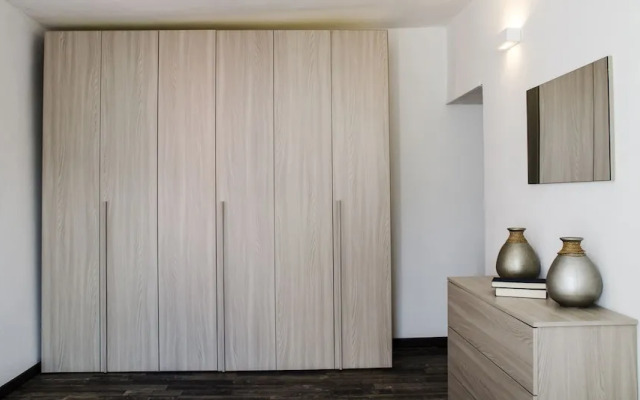 JOIVY Stunning 2-BR Flat w/ Balcony