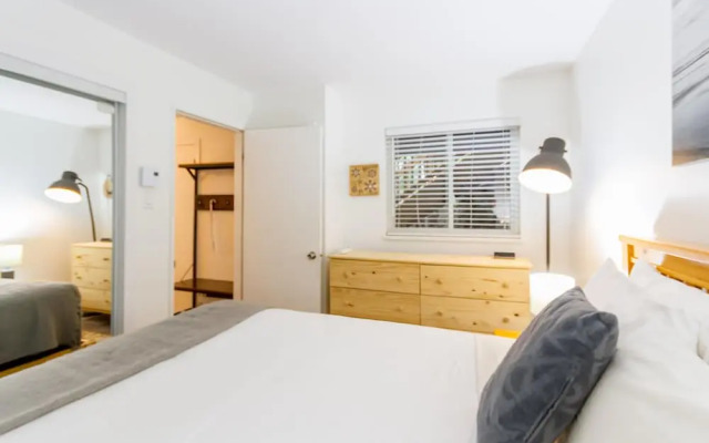 Cute and Cozy, Walk to Gondola Ski in Out