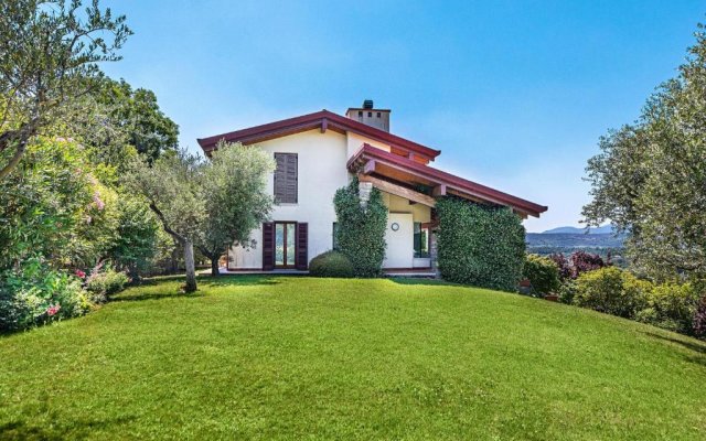 Villa Vittoria con Vista Lago e Piscina by Wonderful Italy