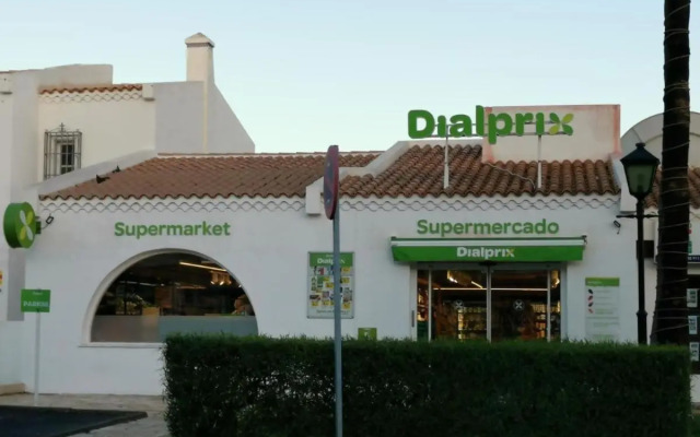 Refurbished 1 bedroom apartment with large pool