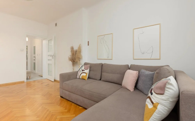 Bright Aapartment Holenderska by Renters