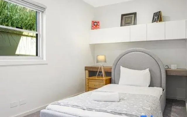 Spacious 4BR Riverfront Getaway in Taren Point
