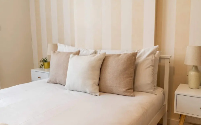 Modern Comfort: Stratford 3BR Duplex