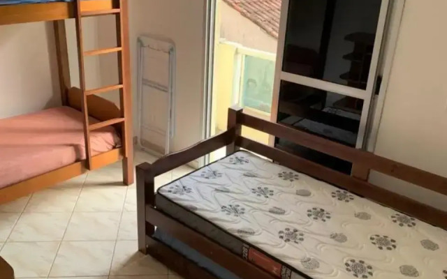 Apto c/2 quartos sendo uma suíte c/ar e 2banheiros
