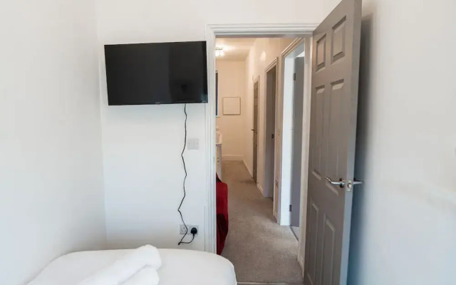 Manchester - 4 Beds - Sleeps 7 - Street Parking