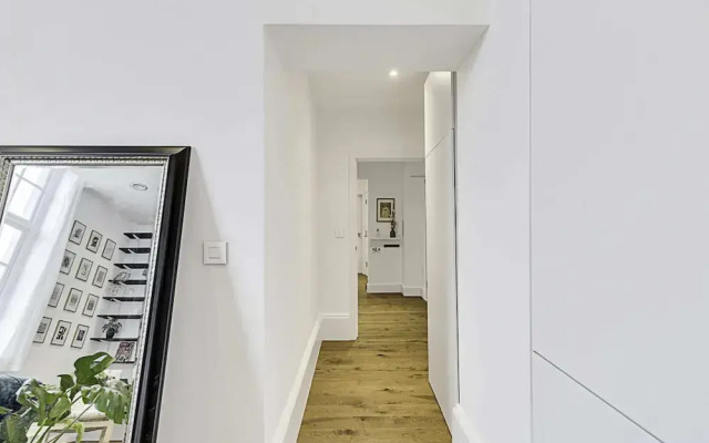 Vibrant 2-bed Flat: Acton's Best Stay!