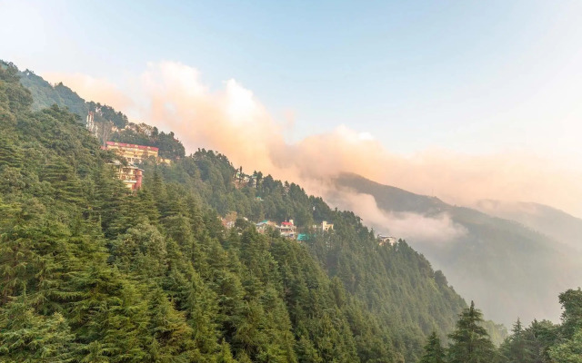 StayVista at 8Oaks - Ancestral Bungalow with massive lawn