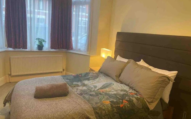 Immaculate 6-bed House in Coventry