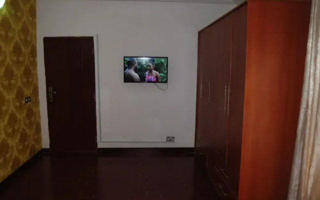 Kings Court Apartment
