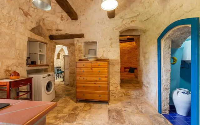 2496 Trullo Chiaro di Luna by Perle di Puglia