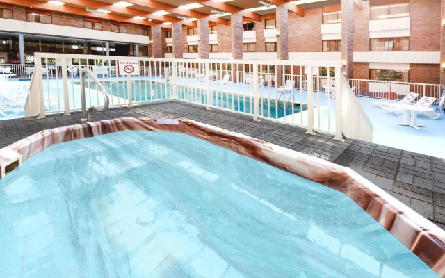 Clarion Hotel & Conference Center Lansing West