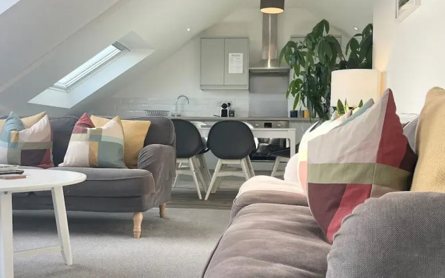 Stunning Town Centre Penthouse w Sea Views