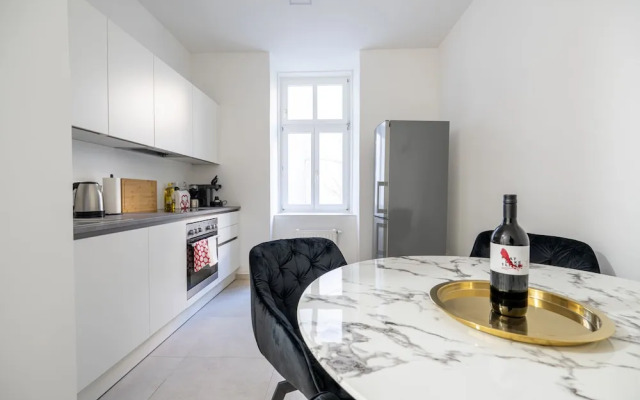 Rochus Stylish Stays