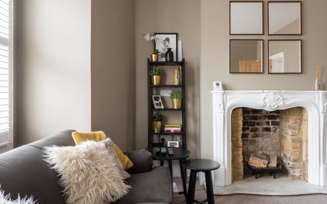 Beautifully Modern 2 Bedroom Flat For 4 Guests