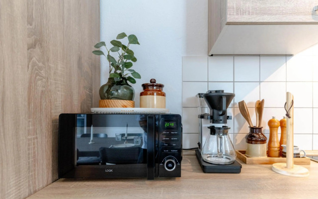 Hafenkoje mit Blick über Hafen und Altstadt