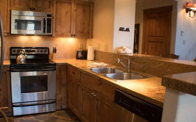 Black Bear Lodge by CB Lodging