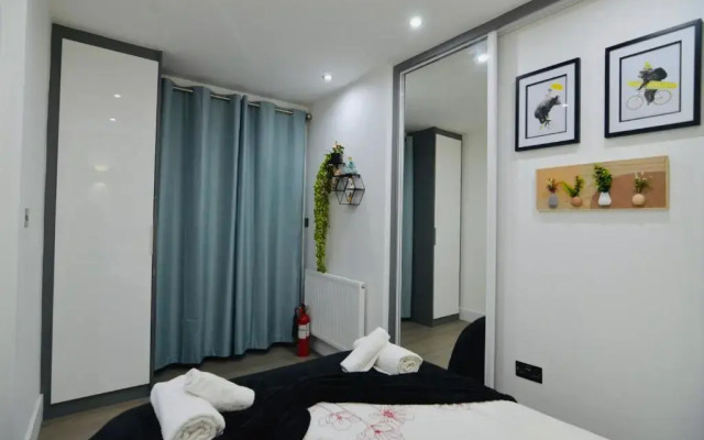 Executive Central Self Contained Flat by CozyNest
