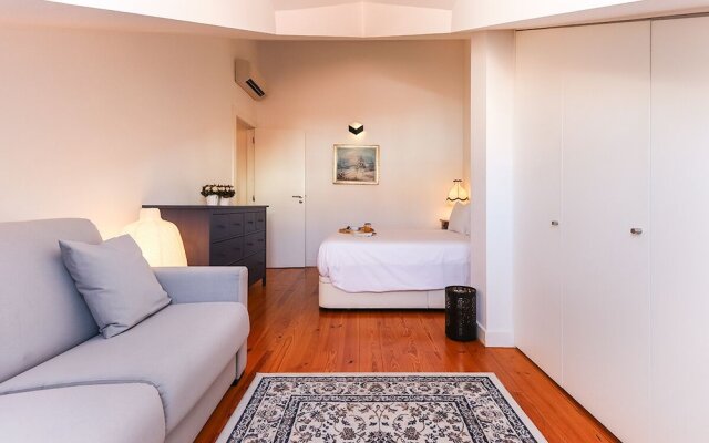 JOIVY Bold & classy 2BR home w/balcony in Baixa, moments from shopping streets